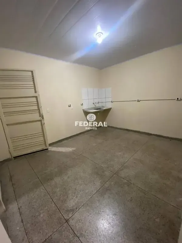 loja comercial aproximadamente 200 m2, 02 portas de aço, escritório, 02 banheiro...