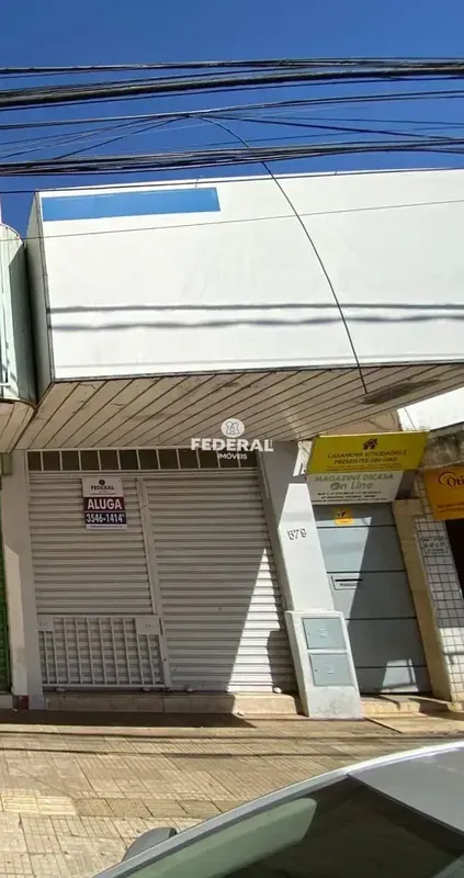 Loja com 32M², sendo 19M² no terreo e 13M² no mezanino e 01 banheiro.

A...