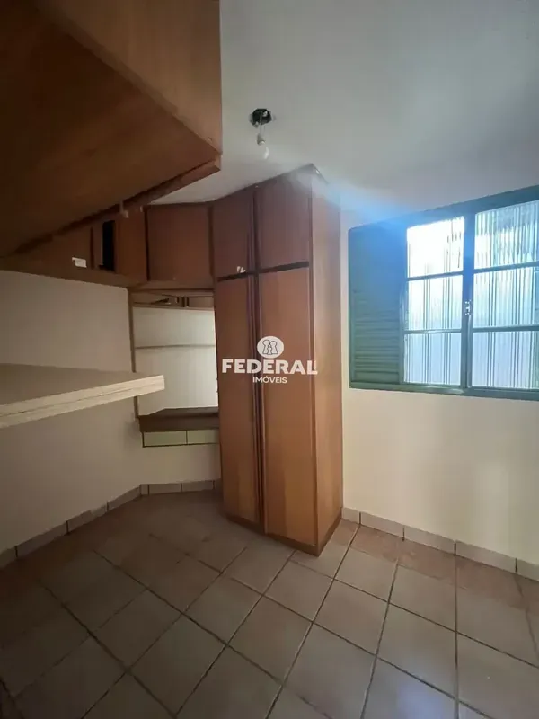CASA COMERCIAL COM 03 QUARTOS COM ARMARIOS E AR CONDICIONADO(SENDO 02 SUITES), C...