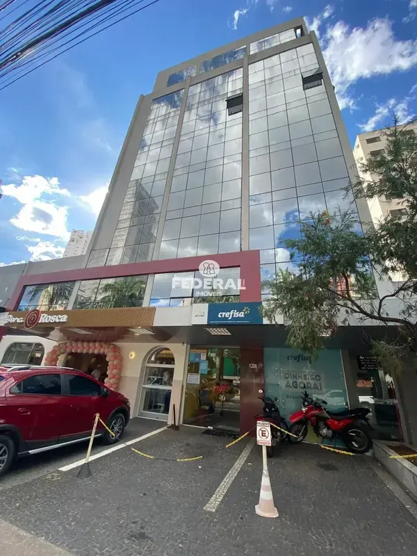 Sala com 30m², banheiro privativo, piso porcelanato, não possui vaga de garagem....