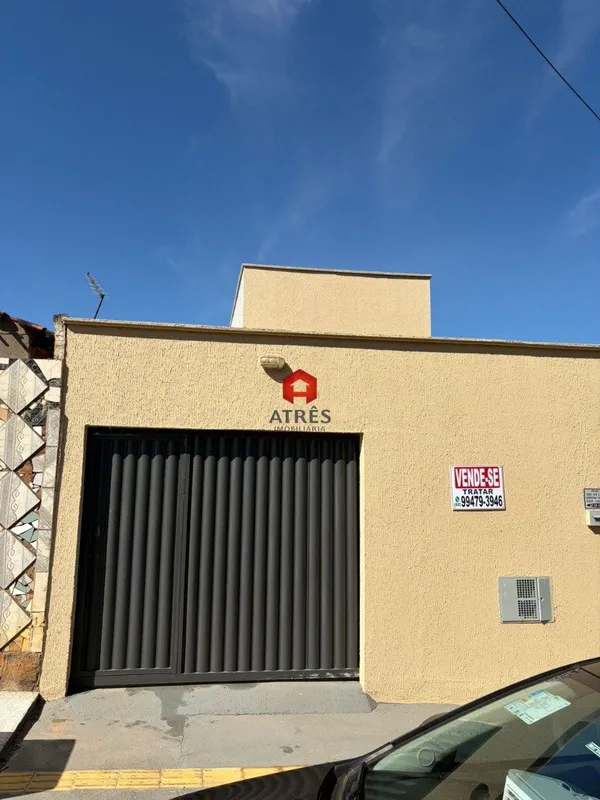 Imóvel com aproximadamente 93,34m² de área construída e aproximadamente 180m² de...