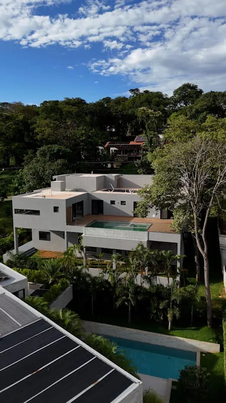 Sobrado com fachada imponente e arquitetura contemporânea São 622,71 m²de área c...