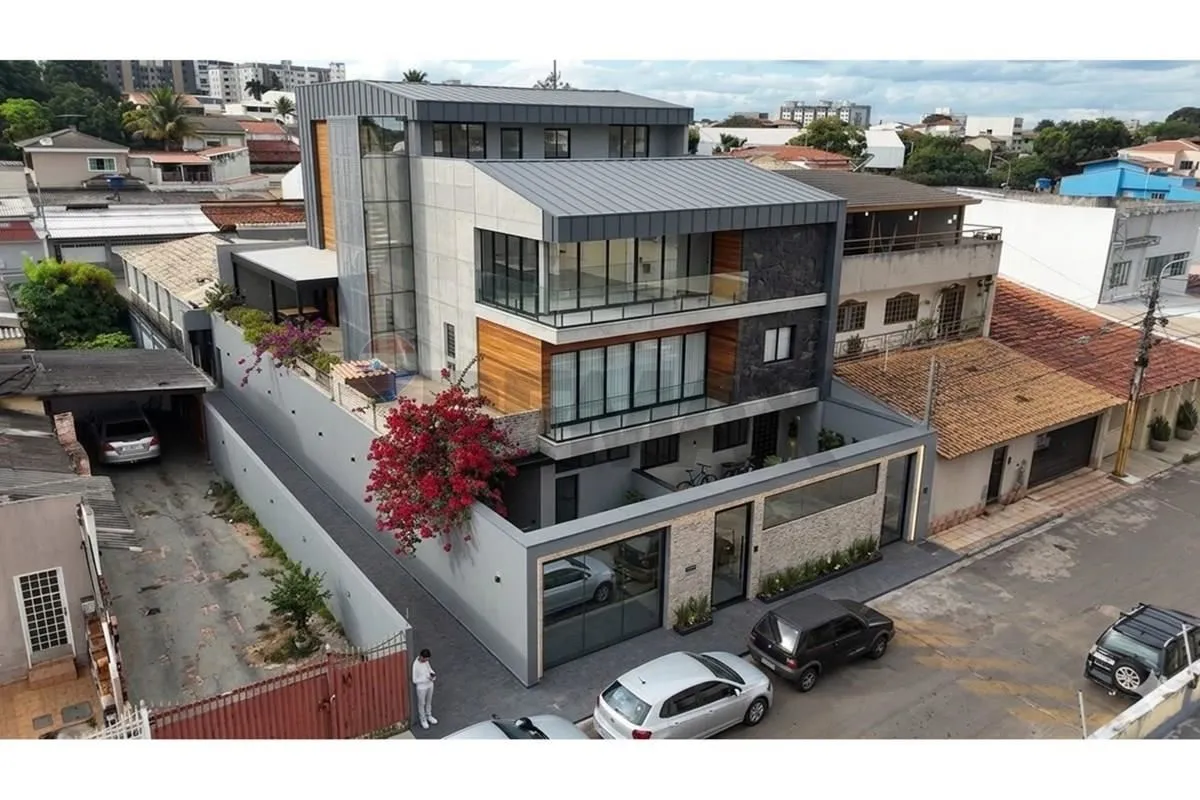 Casa com 3 pavimentos, 206m2 de terreno numa esquina de meio da quadra, com avan...
