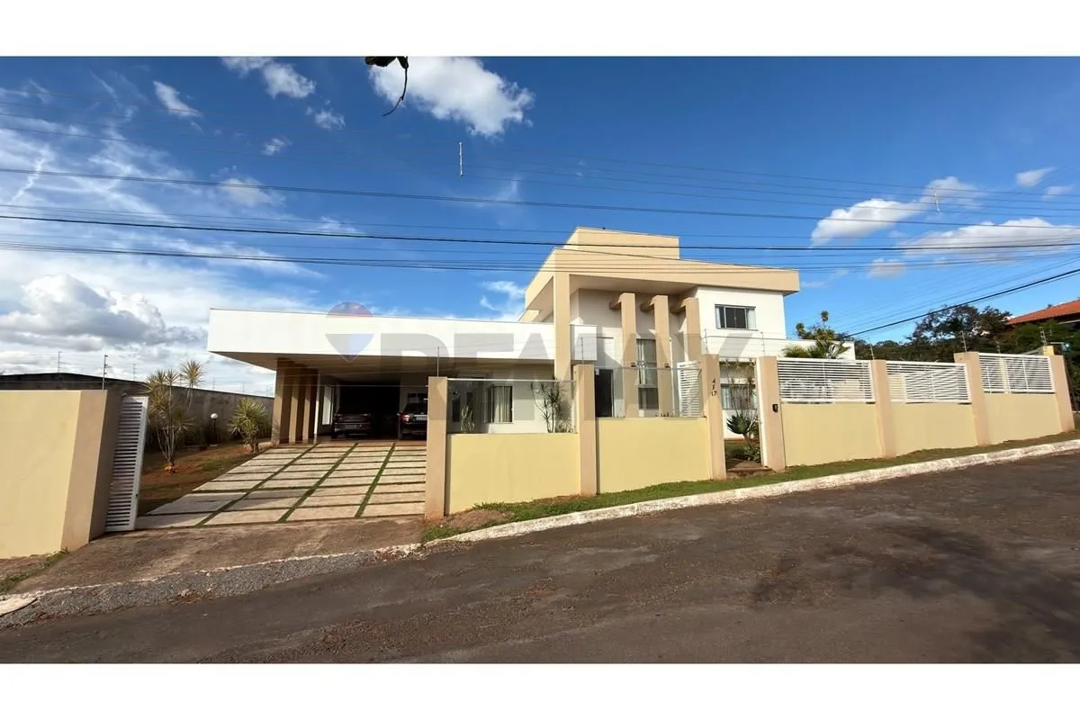 Descubra a residência dos seus sonhos nesta espetacular casa de condomínio fecha...