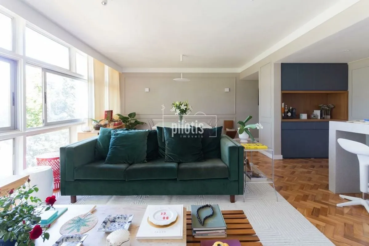 Apartamento totalmente reformado, com acabamento de excelente qualidade e ambien...