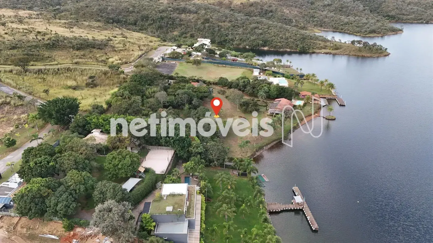 Imagine viver em uma propriedade exclusiva com acesso direto ao Lago Paranoá, de...