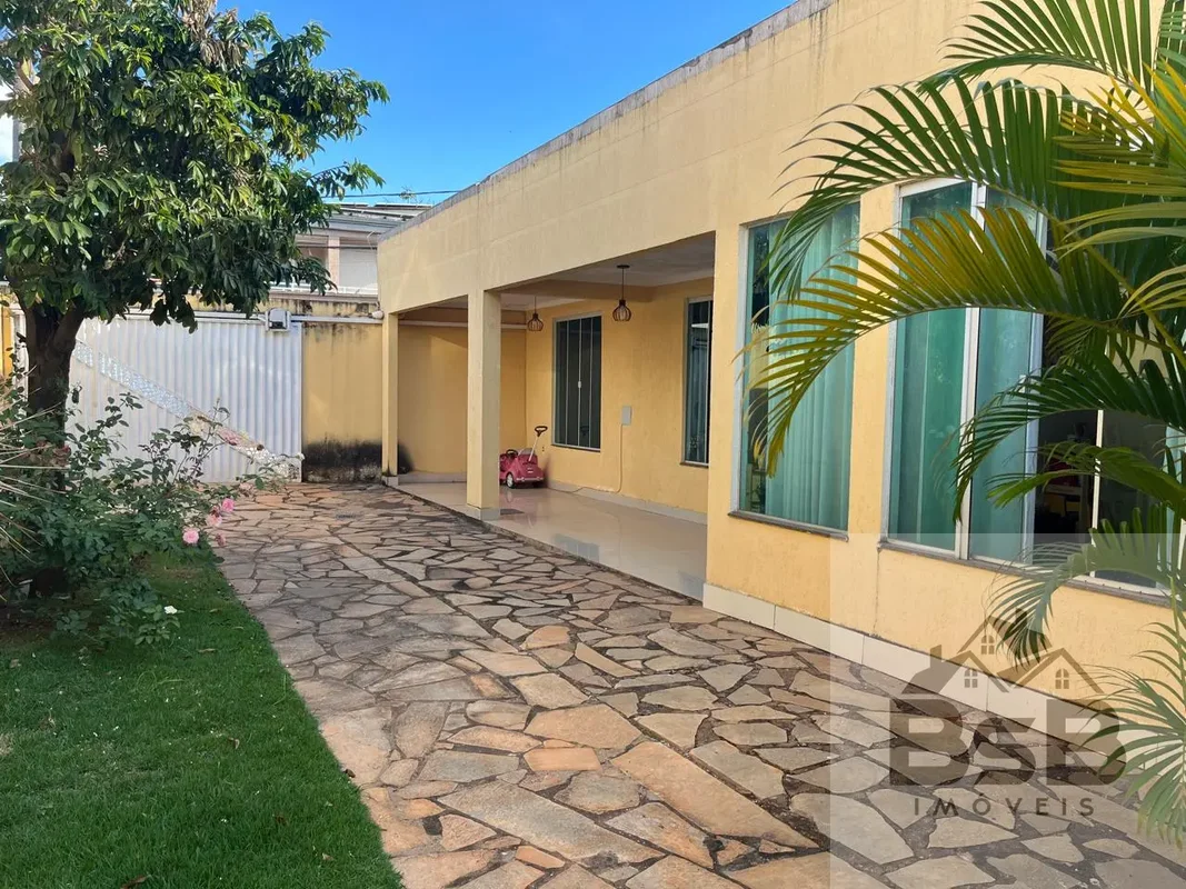 Com duas casas no mesmo lote:Casa 1- Com 3 quartos, sendo uma suíte - Jockey Clu...