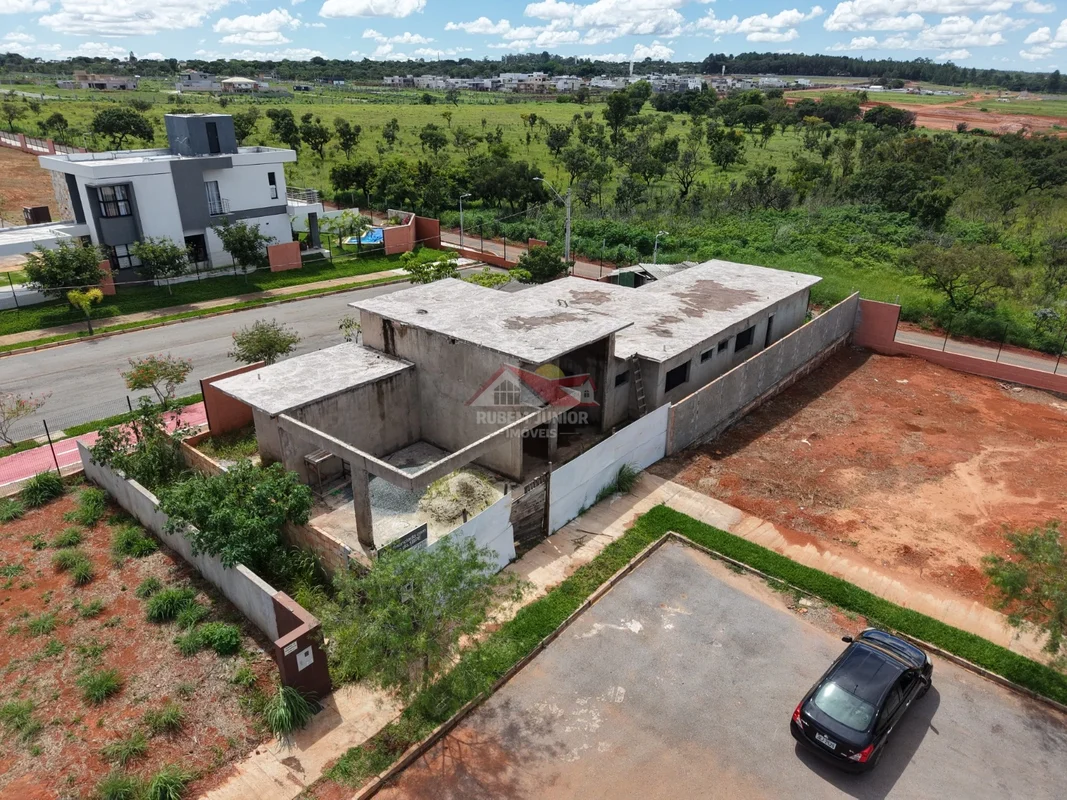 OPORTUNIDADE – CASA COM CONSTRUÇÃO EM ANDAMENTO NO JARDIM BOTÂNICOCondomínio fec...