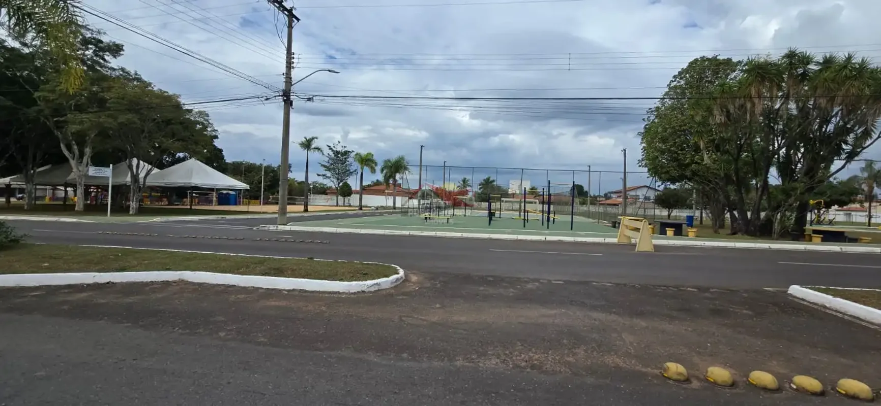 Vendo Lote com Casa nos fundos no Condomínio Residencial MônacoLocalizado no pri...