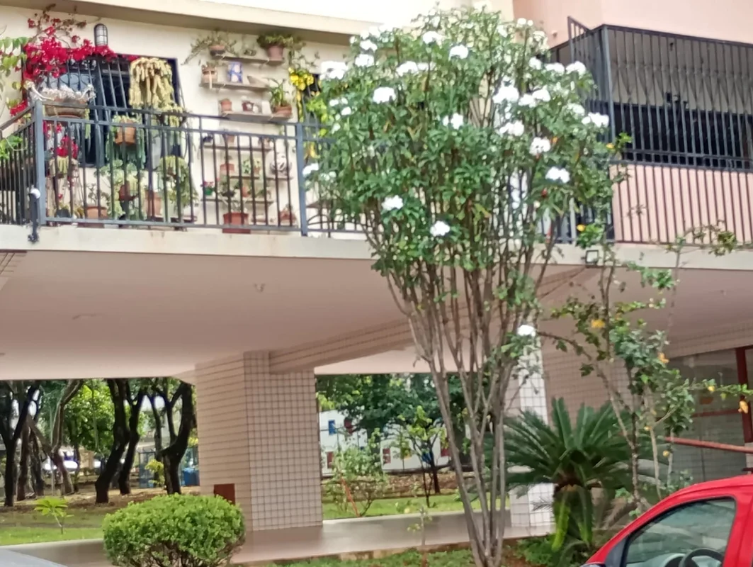 Apartamento amplo com reforma assinada por arquiteto, mantendo o piso da sala e ...