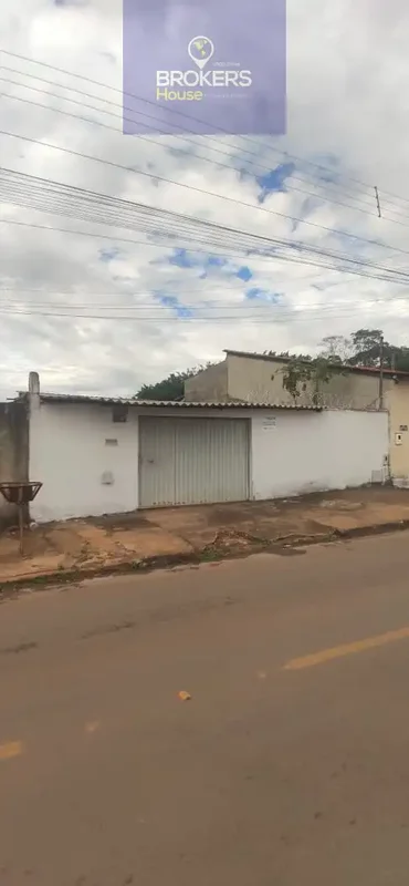 OPORTUNIDADE: Casa com garagem coberta para três carros, dois quartos, banheiro ...