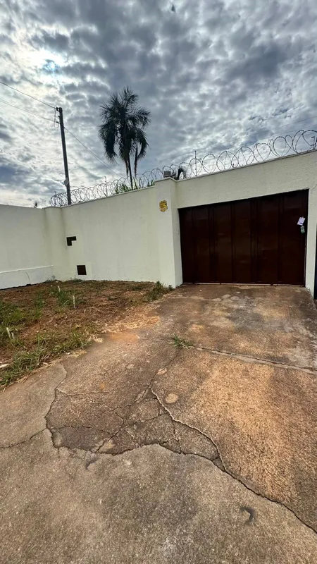 Casa com 3 quartos sendo 1 suíte, sala de estar, copa, cozinha, banheiro social,...
