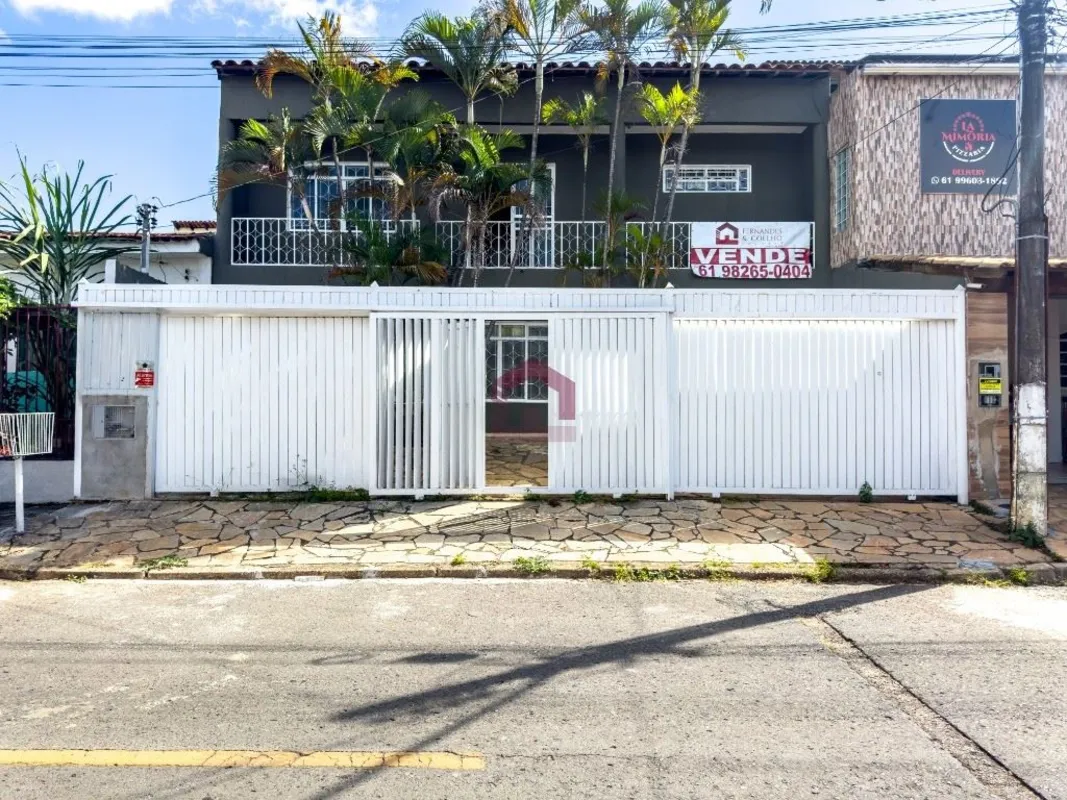 Fernandes & Coelho Imóveis aluga excelente casa de dois pavimentos na QR 1-A, na...