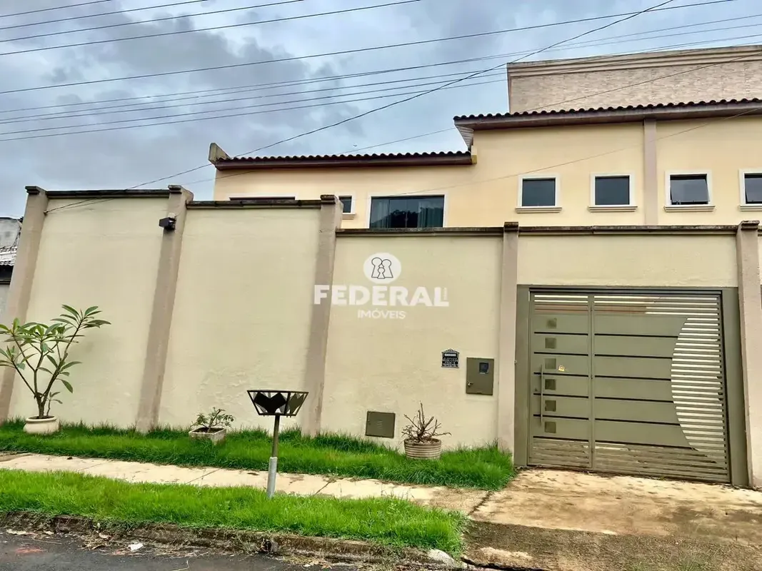 Sobrado para alugar em Goiânia, no bairro Solange Park II. Com 3 suítes e 2 vaga...