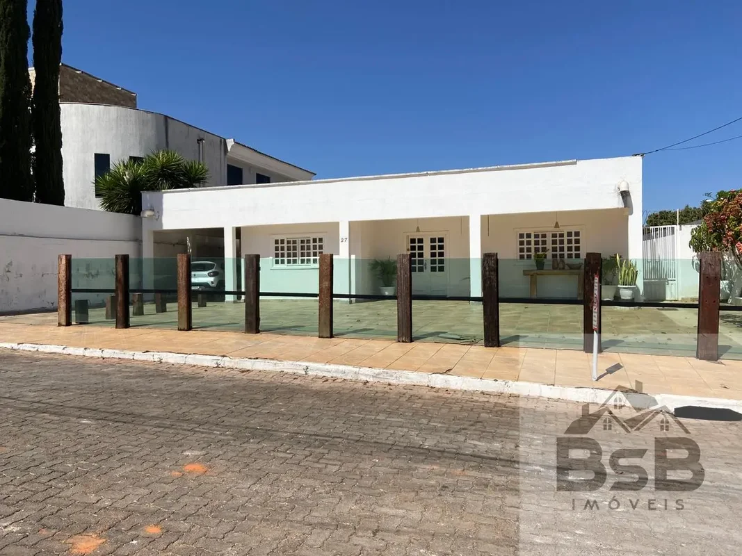 Casa térrea no Jockey Club, lote de 800m2.Casa com três suítes, cozinha, sala de...