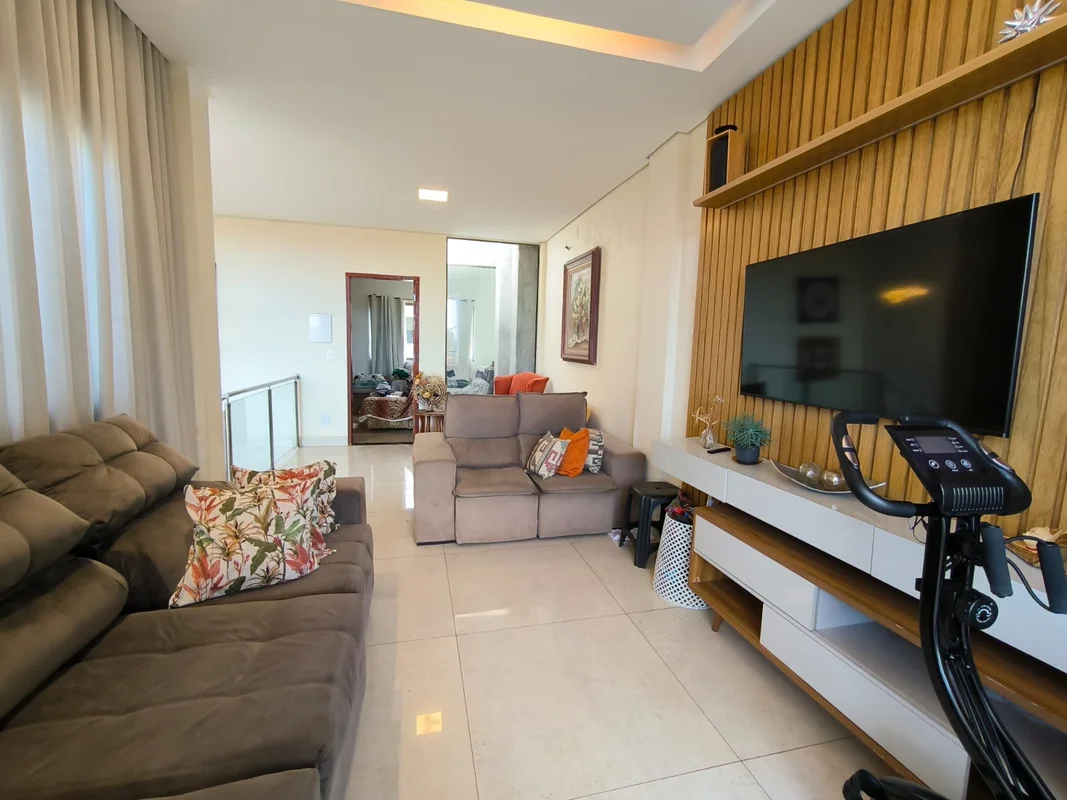 SOBRADO À VENDA – QE 56, CONJUNTO MApresento este excelente sobrado localizado n...