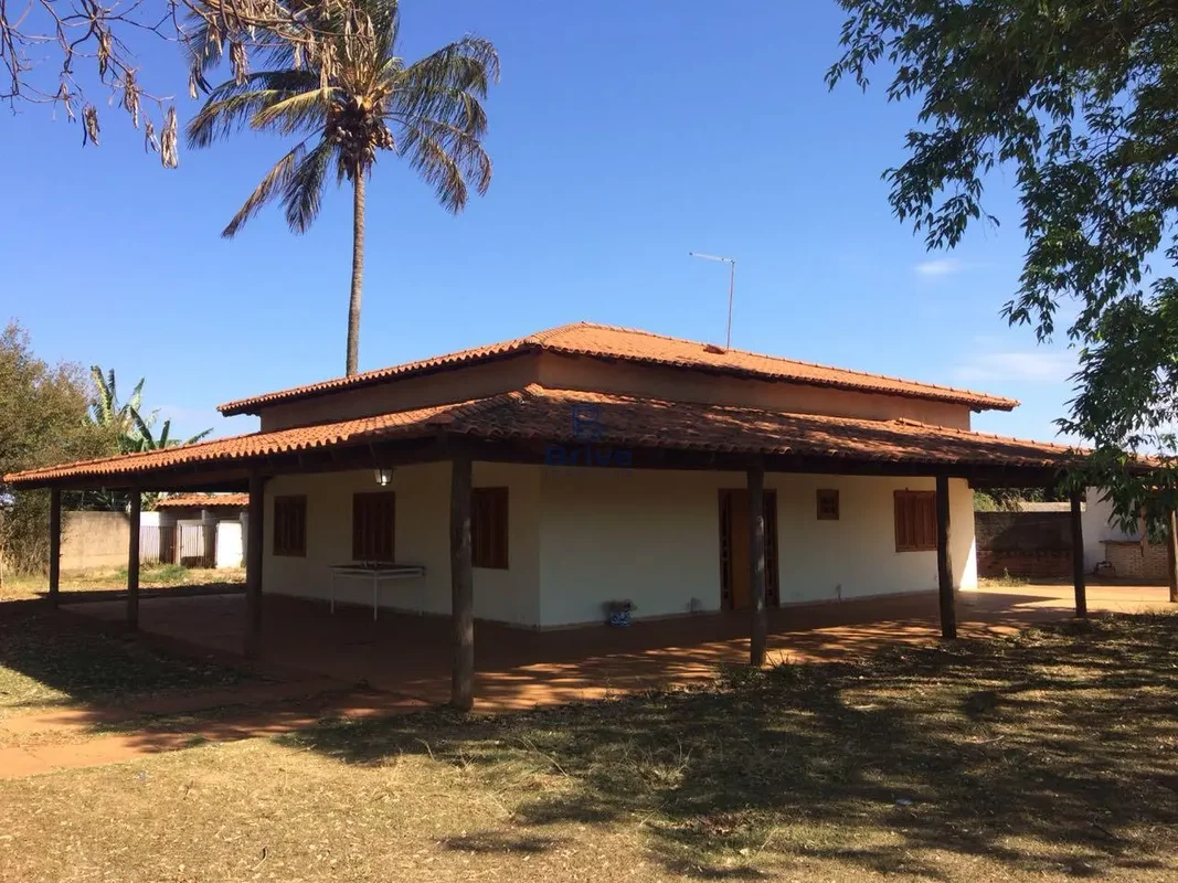 Casa na Ponte Alta Norte, na Av. Buritis, em condomínio fechado, com amplo terre...