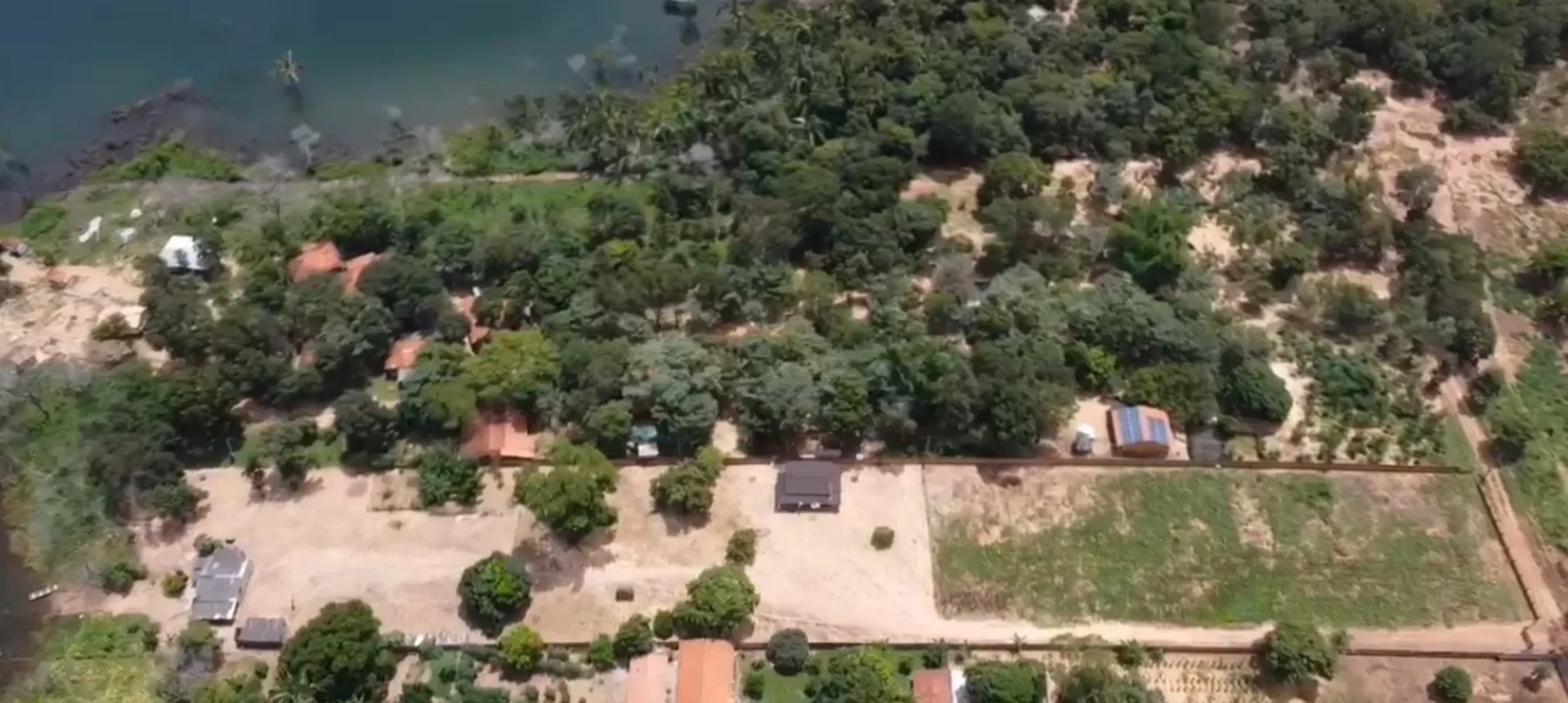APRIMORE IMOBILIÁRIA VENDE:Lote de 5.400m² na Serra da Mesa.Já com uma casa cons...