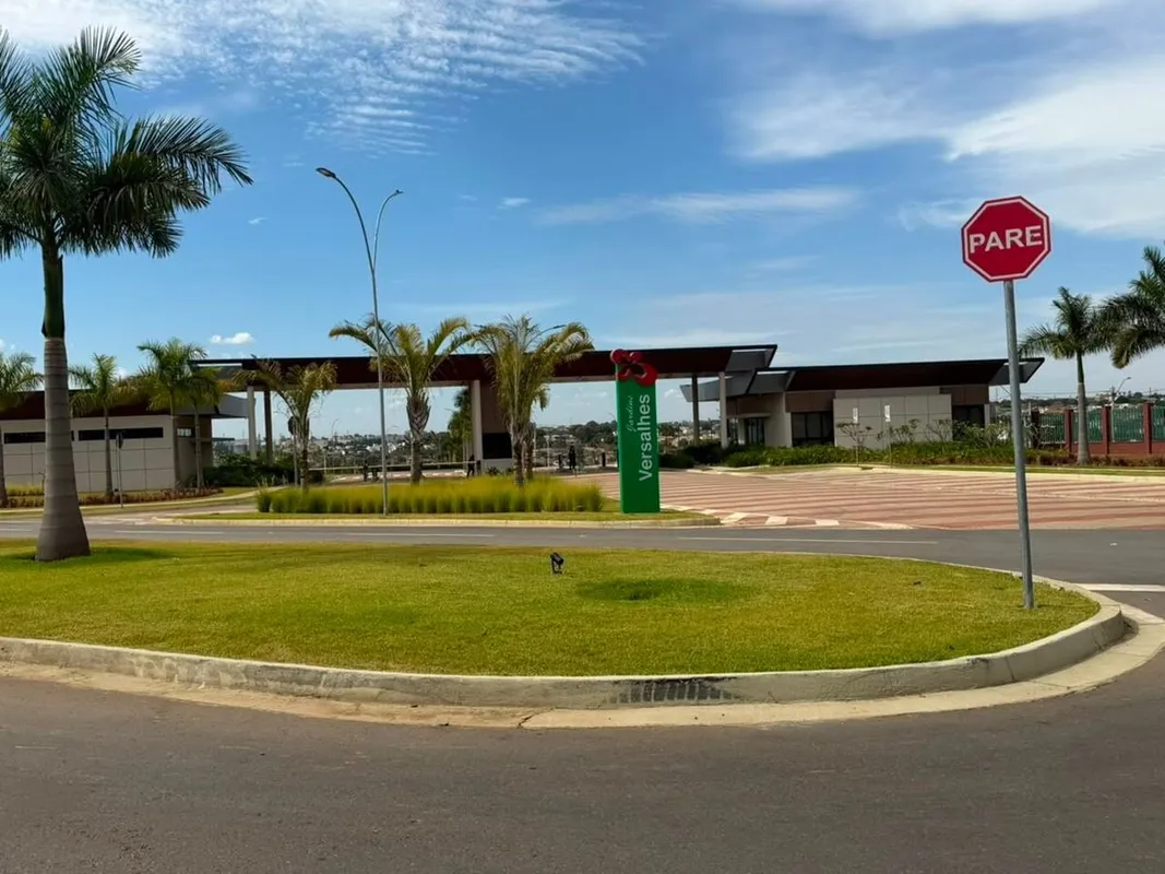 Lote à venda com 267,66m² no condomínio fechado Residencial Jardins Versalhes, e...