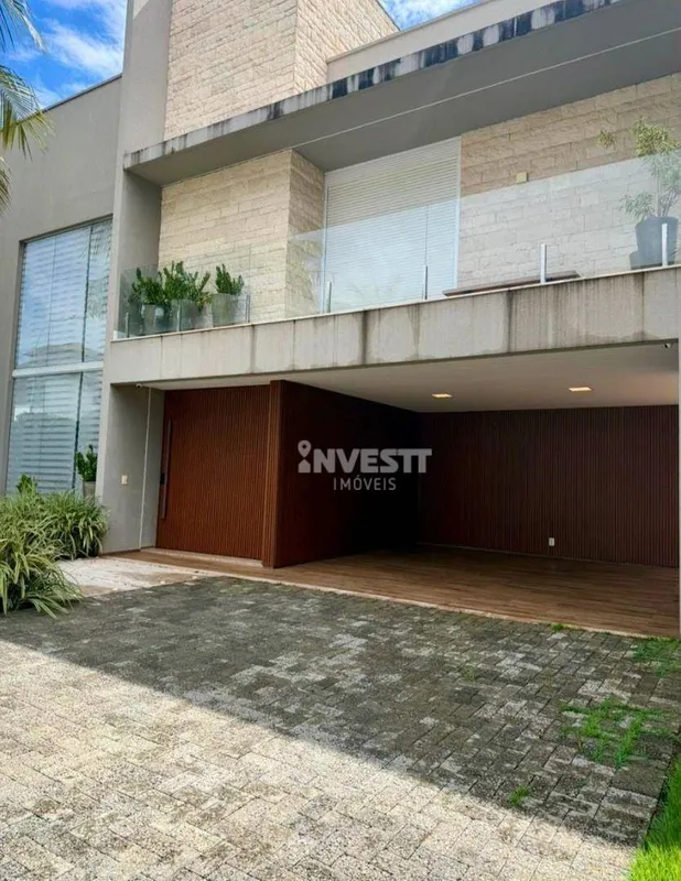 LOCALIZAÇÃO:Sobrado de Alto Padrão no Granville GoiâniaLocalizado em um dos cond...