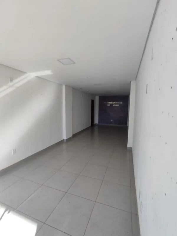 LOJA COM PORTÃO ELETRÔNICO, BANHEIRO E PORTA BLINDEX. PRONTA PARA LOCAÇÃO(EM FRE...