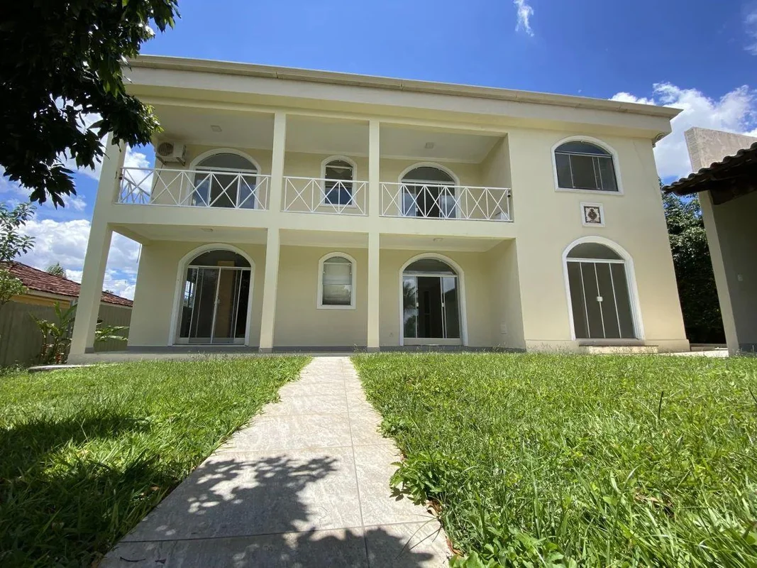 Excelente casa otima localização, são 5 quartos, 2 suites, ambientes amplos e ar...