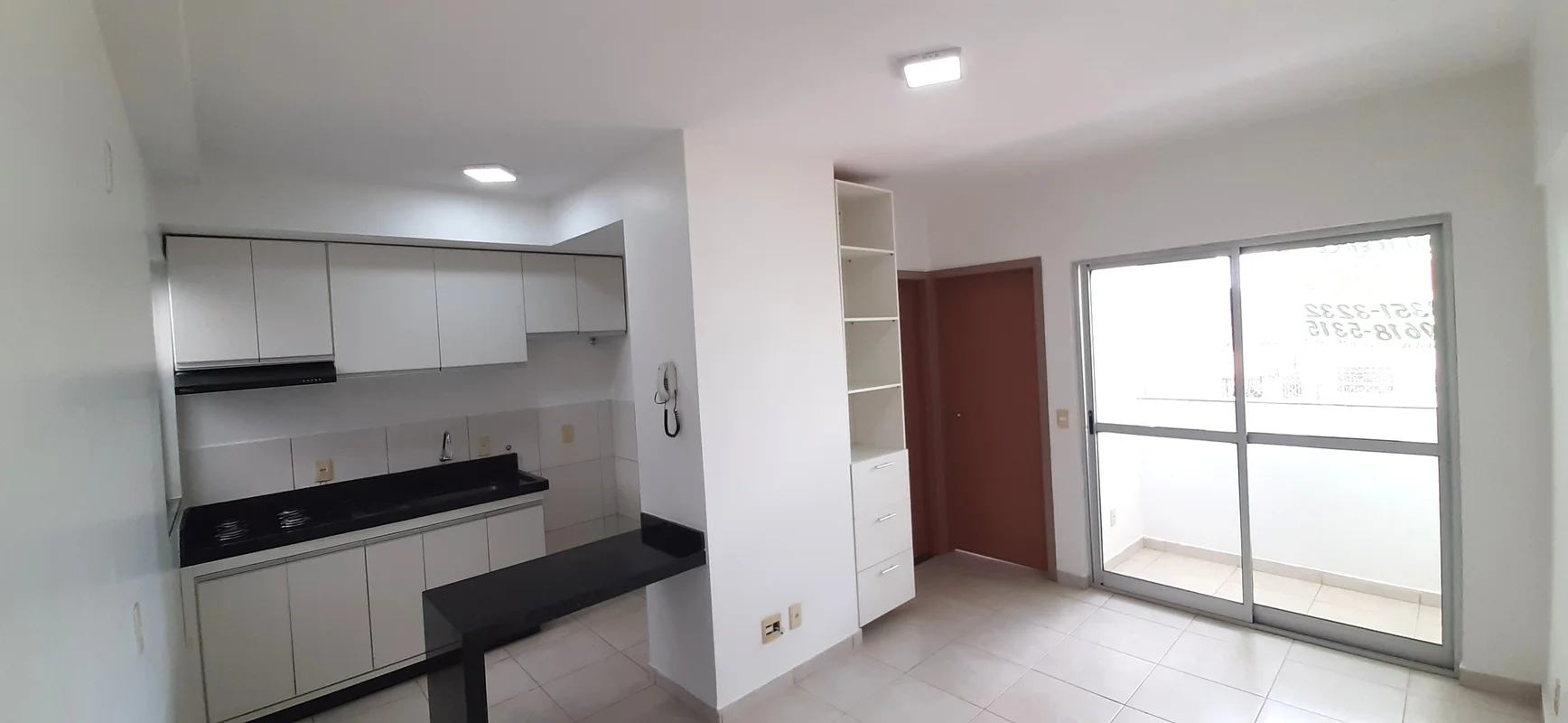 Apartamento com 01 quarto, sala conjugada com a cozinha e área de serviço, varan...