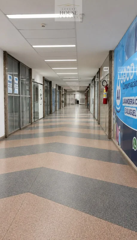 Loja comercial de frente na SHN Quadra 02 Bloco J, ASA NORTE, Brasília — uma opo...