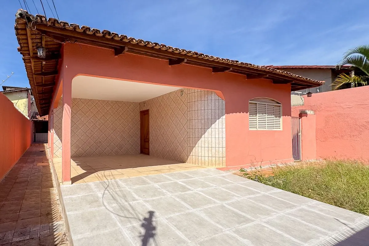 Casa com 3 quartos sendo 1 suÃ­te, sala de visita, sala de estar, sala de TV, co...