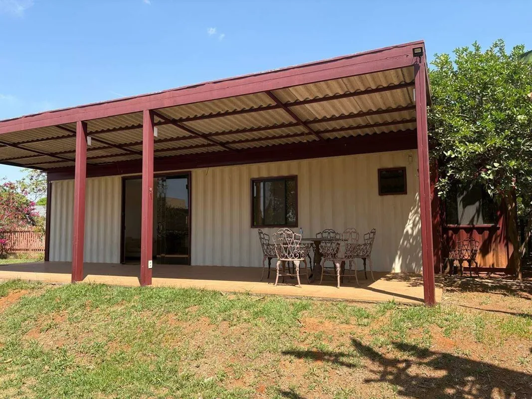 Charmosa casa com 2 quartos, sendo 01 suíte, localizada em um dos condomínios ma...