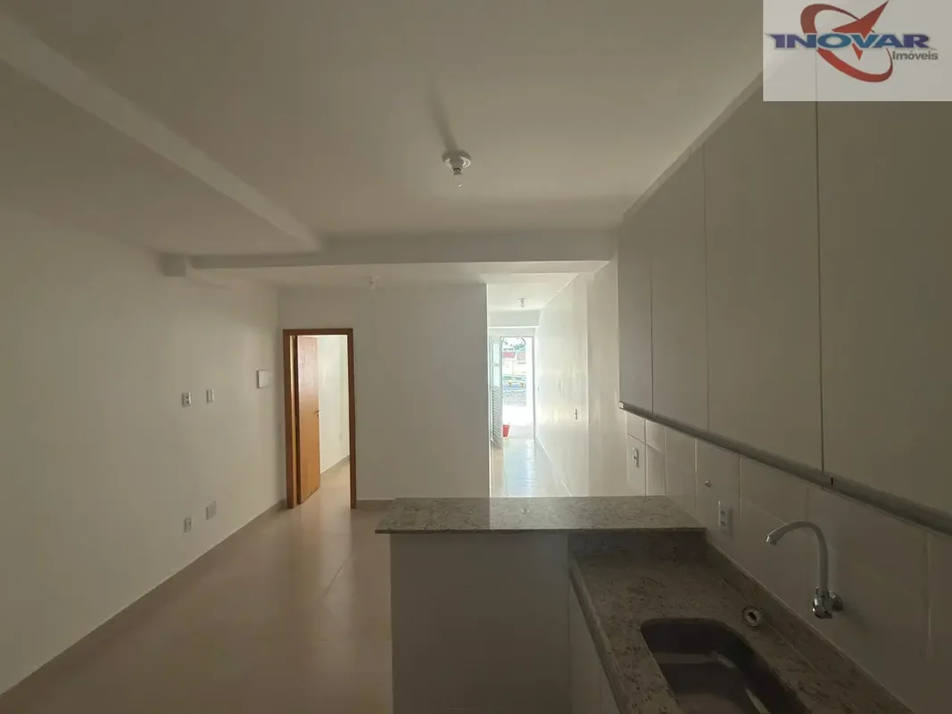 Apartamento térreo de primeira locação, com entrada exclusiva, oferecendo a prat...