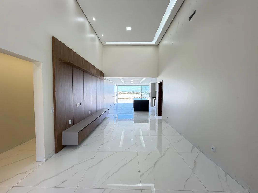 Tavares Imóveis vende DADOS GERAIS- Área do Terreno: 504m²;- Área Construída: 22...