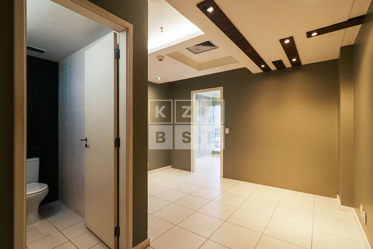 Elegância, funcionalidade e uma vista incrível para o seu negócio!Excelente sala...