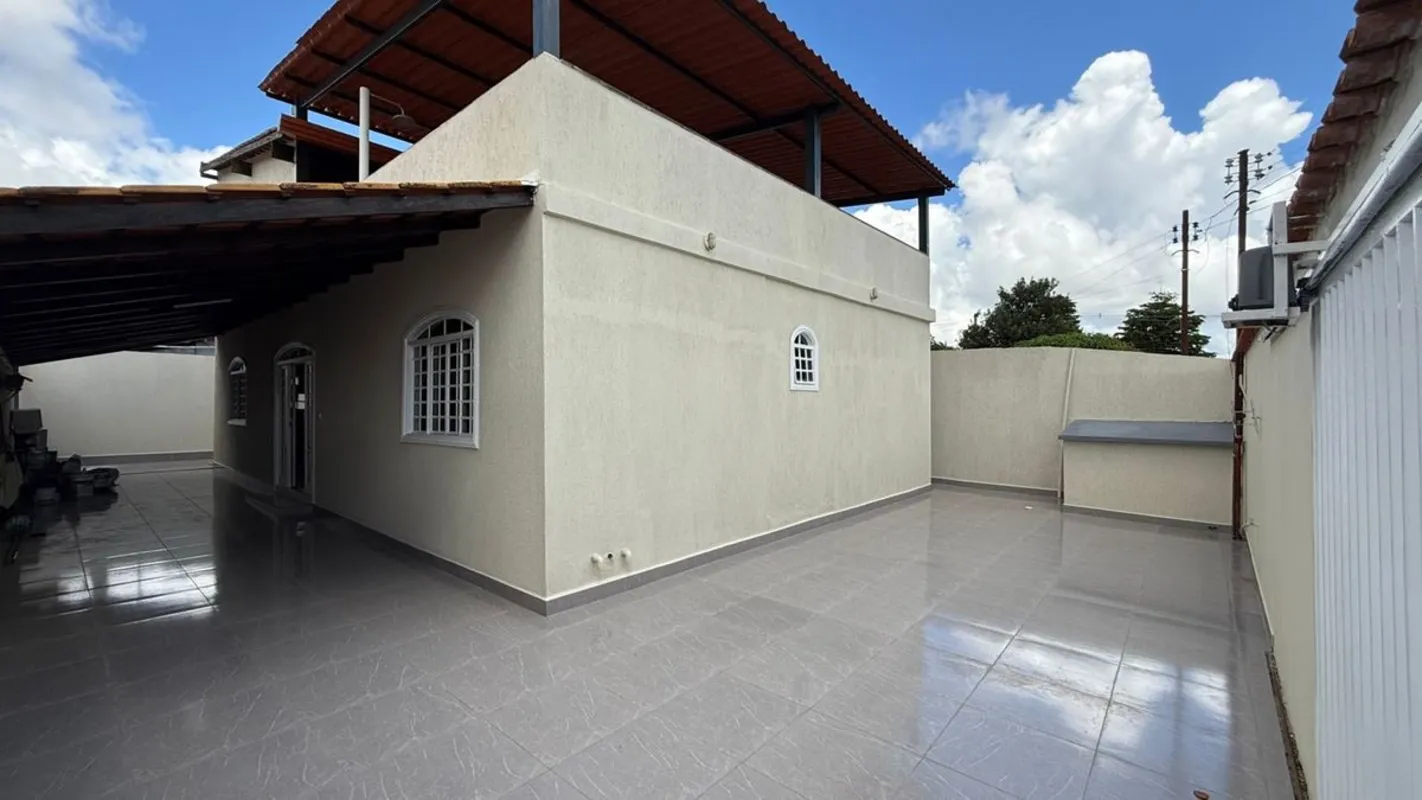 Imobiliária Solino vende excelente casa na região do nova colina.Excelente local...