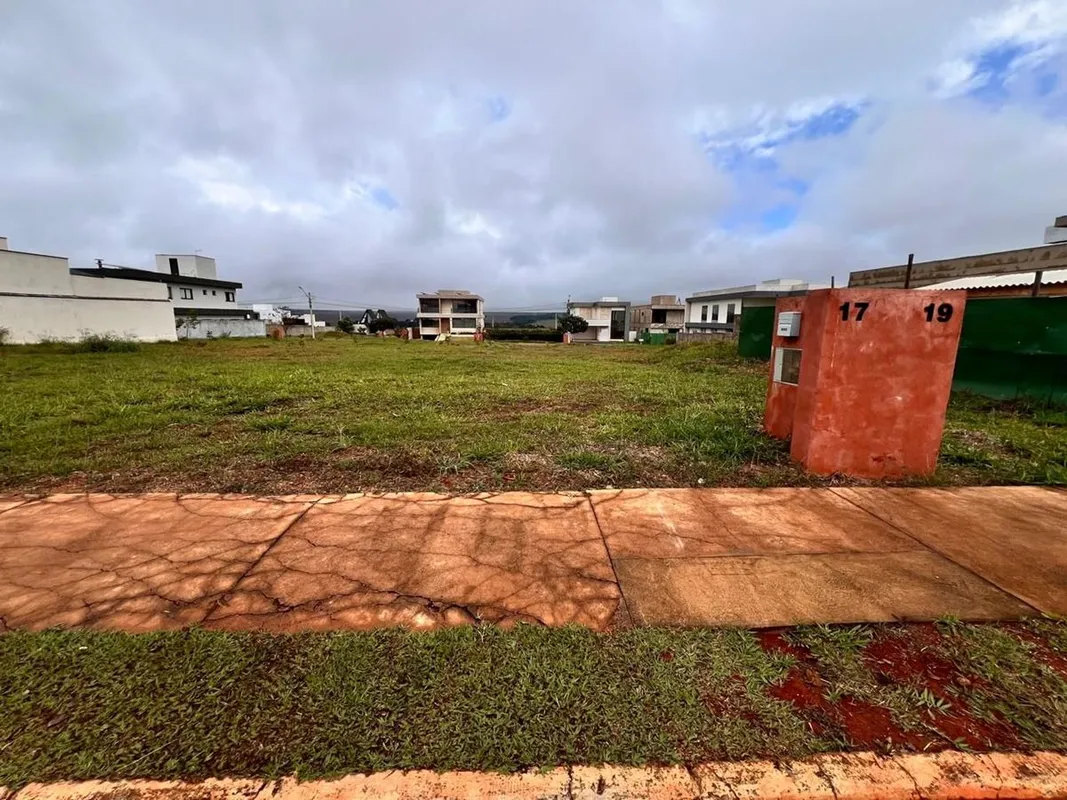 Esmeralda Corretora Imobiliária vende lote de 400m² no Condomínio Le Jardin 1. O...