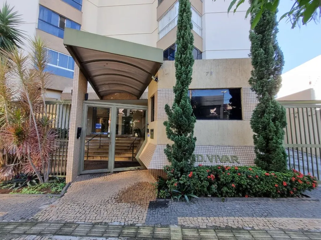 Apartamento com 85m², 3 quartos, sala com sacada, cozinha, área de serviço e uma...