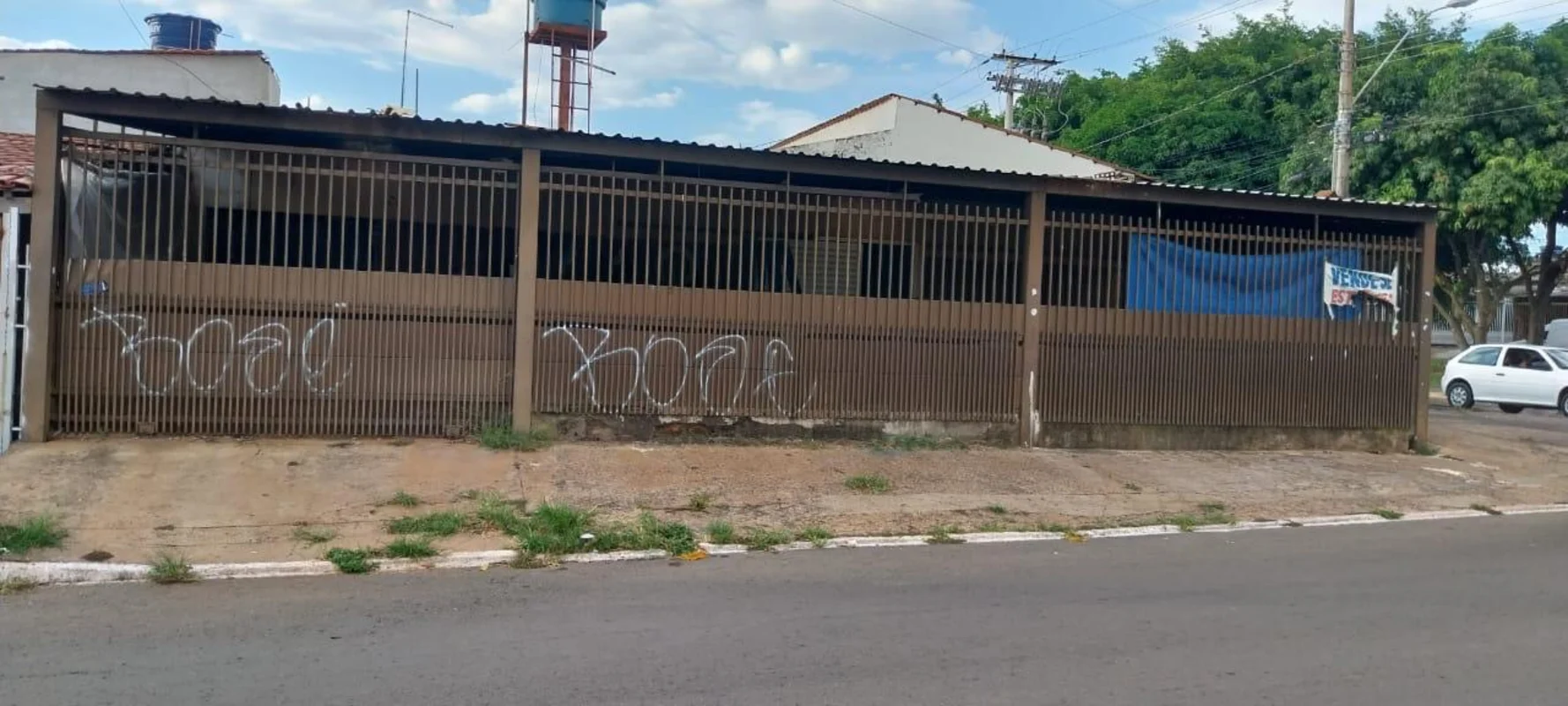 Casa na avenida P2 desocupada A casa tem 2 entradas (1 de frente para a avenida ...