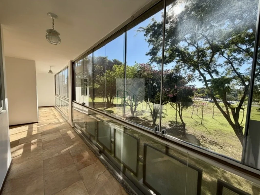 SQN 114 | 82m² | Nascente | Vista Livre | Varandão em Toda a Fachada | Desocupad...