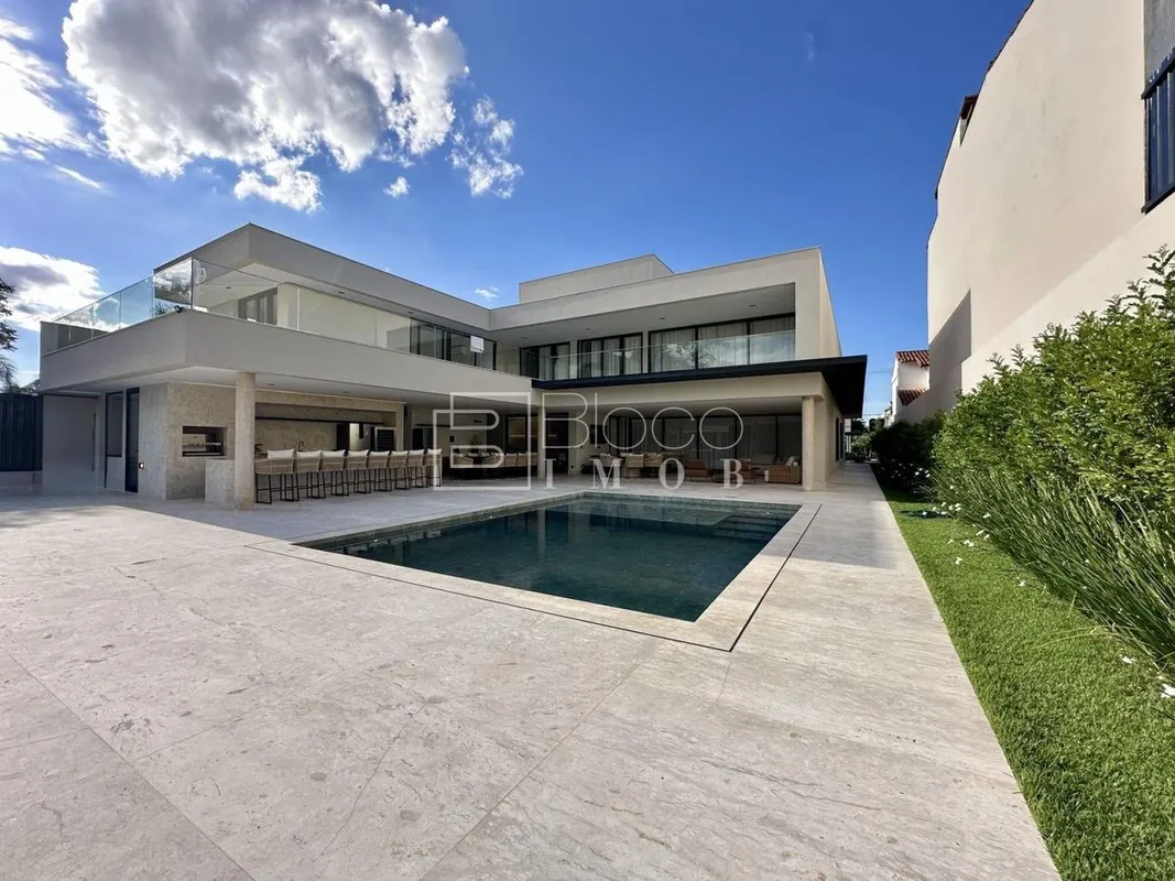 CASA NOVA, MOBILIADA COM FOCO NA FUNCIONALIDADE E PRATICIDADE.São 900m² útil, pr...