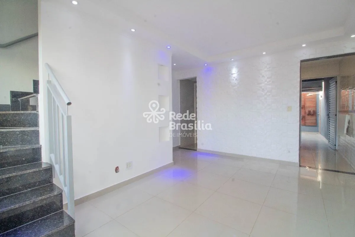 Apresentamos esta excelente oportunidade de adquirir uma casa acolhedora e funci...