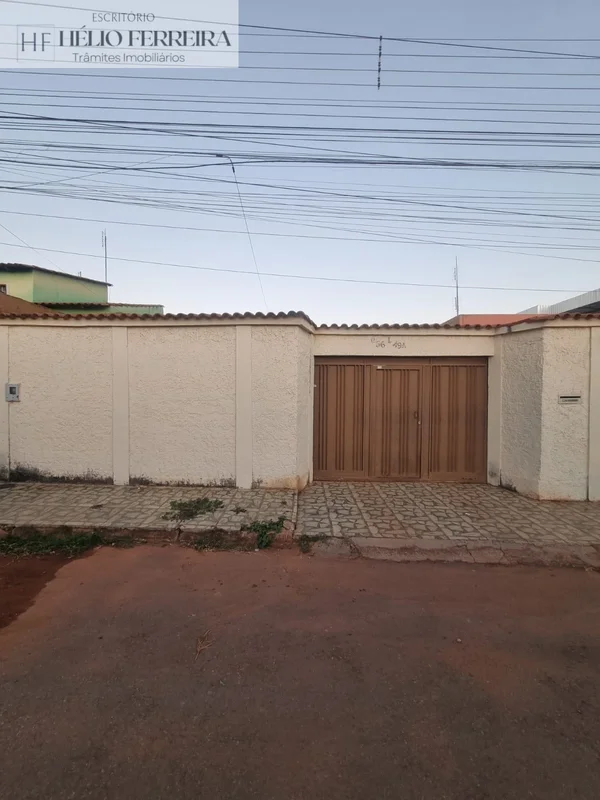 Ótima casa na 36 do Setor Leste do Gama, com um lote de 275m², conta com: - 2 qu...