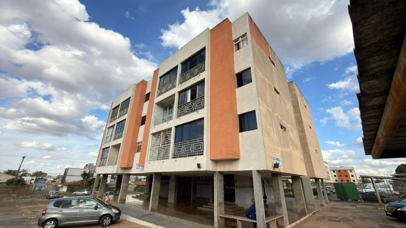 Vendo excelente apartamento de 02 quartos espaçosos, 01 banheiro, sala com varan...