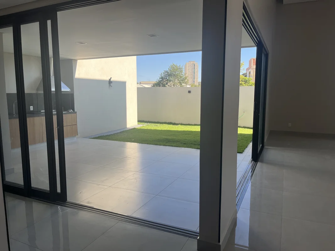 Apresentamos esta belíssima residência, projetada para oferecer conforto, pratic...