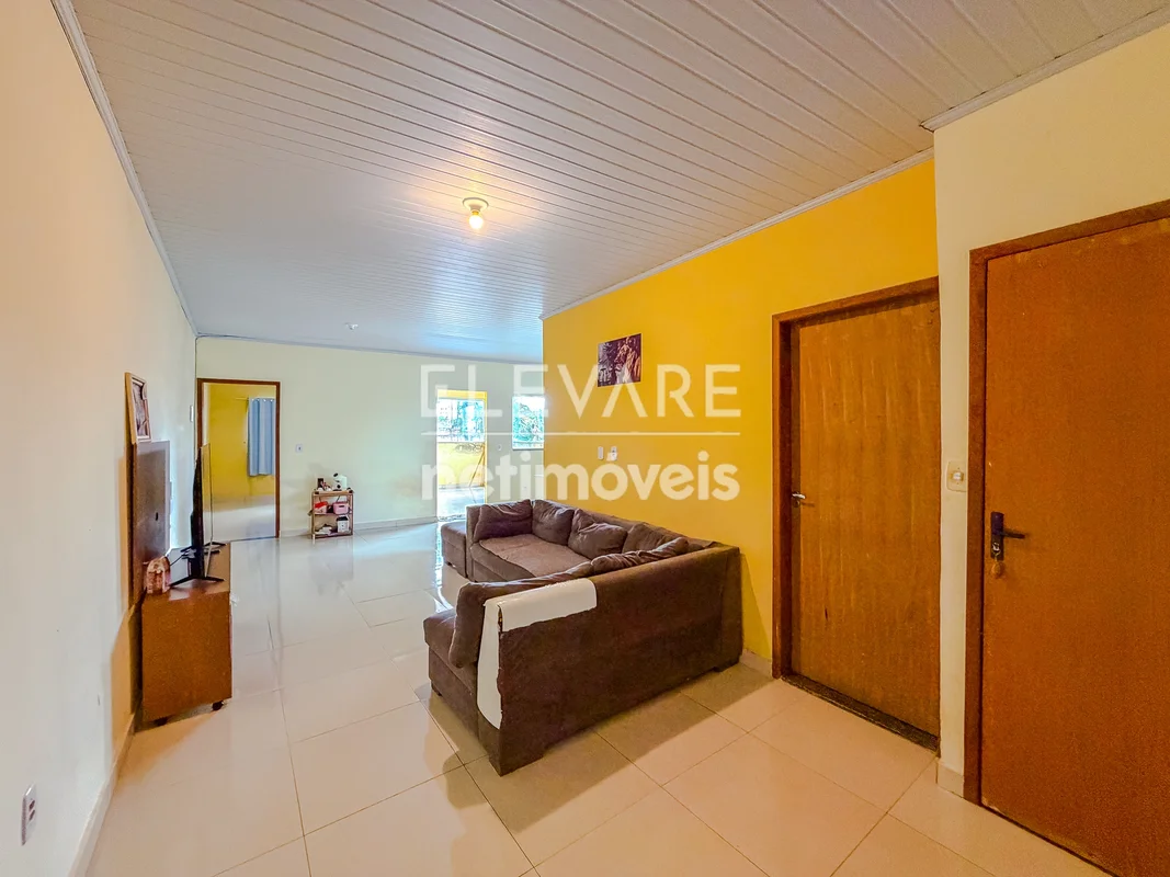 Casa em Condomínio no Riacho Fundo IIO imóvel é composto por um sobrado com 3 qu...