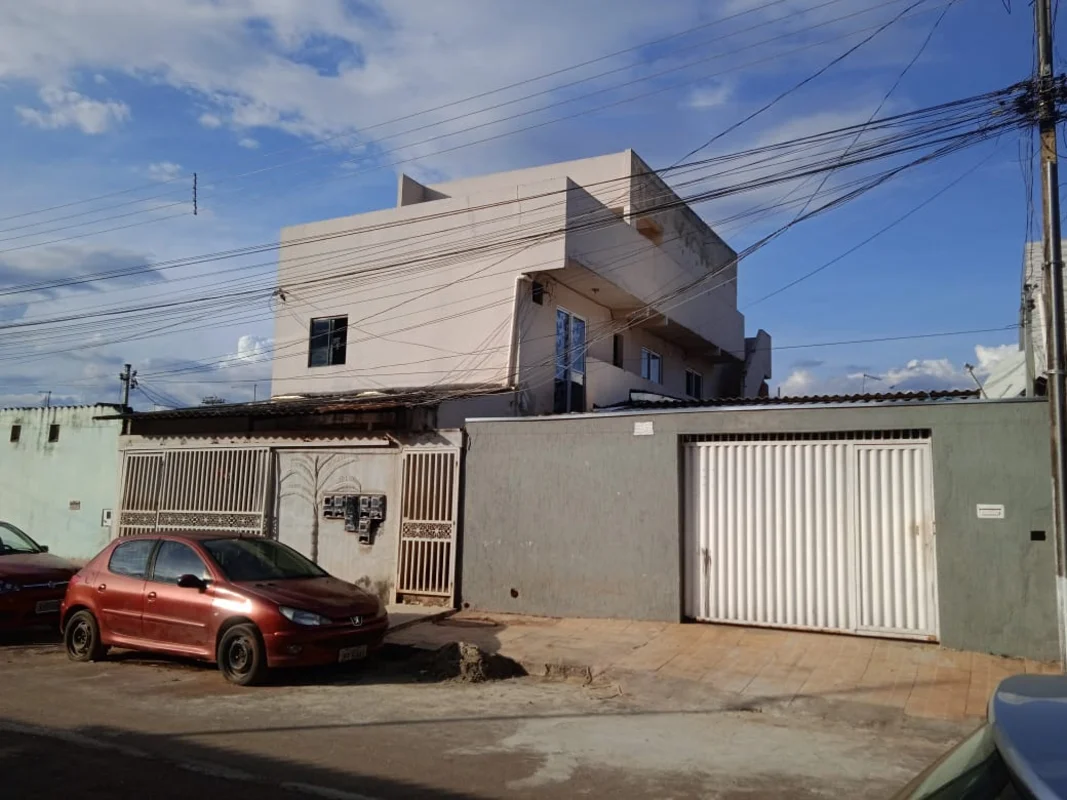VENDE-SE UM SOBRADO NA QNR 05 CEILÂNDIA NORTE! O térreo possui:3 quartosSalaCozi...