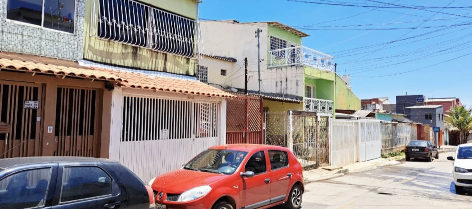 Descubra esta charmosa casa no coração de Riacho Fundo II, DF, localizada na QN ...