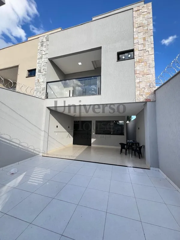 Apresentamos este incrível sobrado à venda, com 205 m² de área construída em um ...