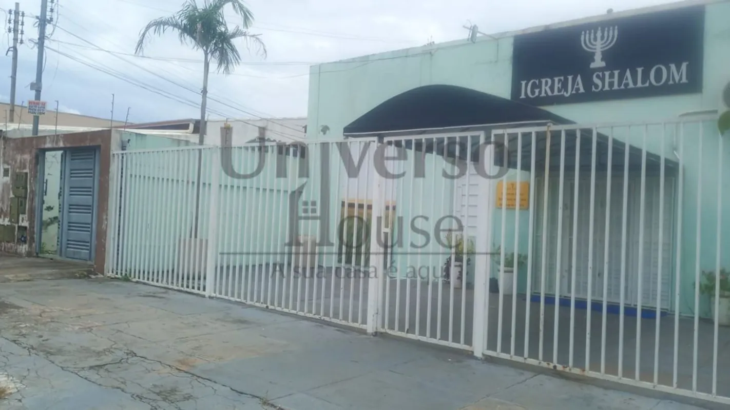 Vende-se um imóvel no Jardim Ana Lúcia, composto por dois barracões e uma igreja...