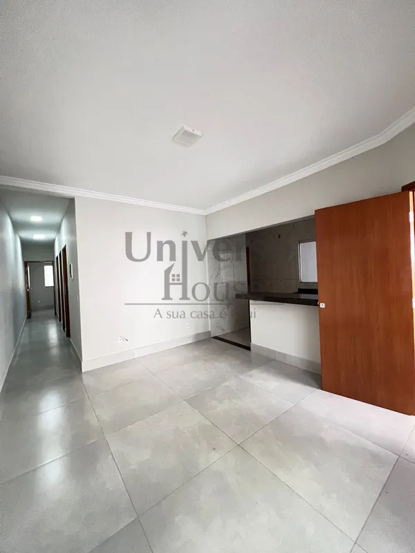 Apresentamos uma excelente casa com projeto moderno, funcional e pensada para of...
