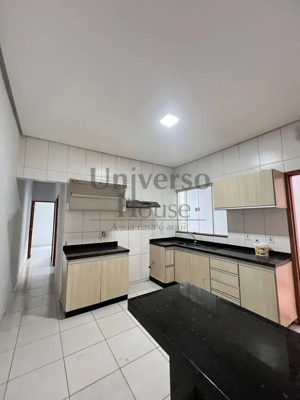 Localizado em uma região tranquila e de fácil acesso, este imóvel oferece divers...
